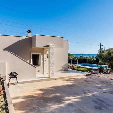 Villa Dalmatina Hill House - Private Pool, Sea And Hill View, Rooftop Terrace, Free Parking Kastela